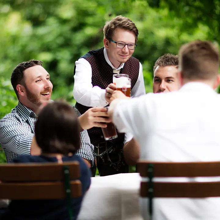 Authentische Gastronomie-Fotografie für den traditionellen Biergarten in der Altstadt von Vilshofen an der Donau. Werbewirksame Inszenierung bayerischer Schmankerl und der regionalen Kulinarik rund um Vilshofen Pizza, meisterlich festgehalten von artopica.com.
