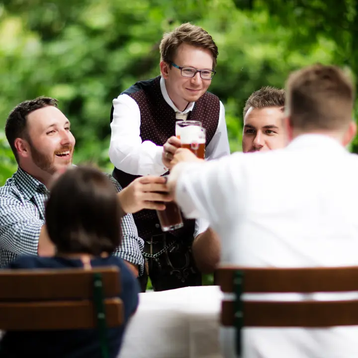 Strategische Dokumentation und visuelle Positionierung für ein bayerisches Wirtshaus am Stadtplatz in Vilshofen an der Donau. Traditionelle Gastronomie mit idyllischem Biergarten im Innenhof, historischem Festsaal und Gästezimmern für Vilshofen, Passau, Niederbayern, Oberösterreich und München, fotografiert von artopica.net Walter Jahrstorfer.