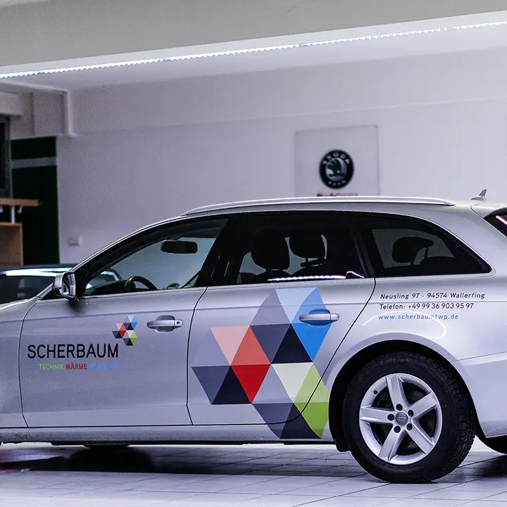 Professionelle Fahrzeugbeschriftung und Werbetechnik für Andreas Scherbaum in Wallerfing. Visuelle Dokumentation handwerklicher Präzision und technischer Meisterschaft durch artopica.com unter Beachtung der Temperaturüberwachung am Klebepunkt.